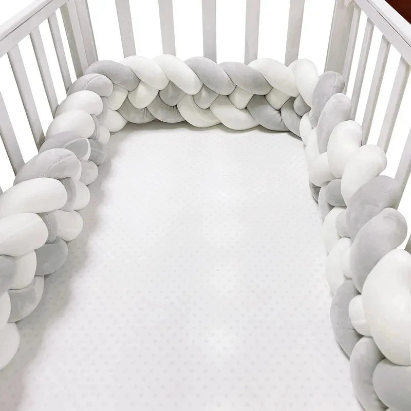 tressé-de-lit-bébé-gris-blanc